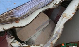 Nhiều cọc tiền được tìm thấy bên trong két sắt vị vỡ