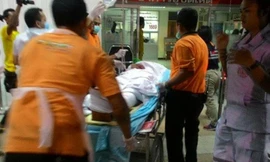 Các nhân viên cứu hộ đang đưa nạn nhân vụ đánh bom tới bệnh viện Rangae, tỉnh Narathiwat