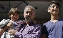 Osama Abdul Mohsen bế con trai 8 tuổi