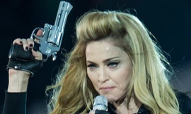 Madonna bị chỉ trích vì dùng súng giả trên sân khấu