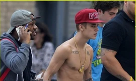 Justin Bieber lột áo đi mua sắm giữa phố