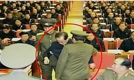 Ông Jang Song Thaek bị nhân viên an ninh áp giải ra khỏi cuộc họp đảng