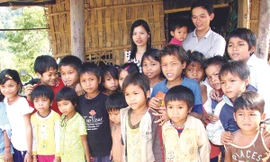 Những giáo viên cắm bản tại thôn A Đâu (xã Dang, huyện Tây Giang, Quảng Nam) bên học trò nghèo. Ảnh: Nguyễn Thành