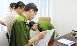 Khám xét nơi làm việc của ông Bình