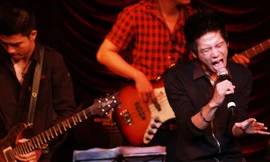 Ban nhạc Ngũ Cung trên sân khấu Ảnh: N.M.Hà