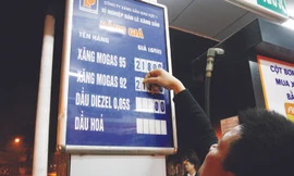 Đúng 22 h ngày 29 - 3 tất cả các cây xăng đồng loạt tăng giá	Ảnh: Xuân Phú