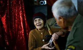 Chuyện tình 5 thập kỷ 'ngọt như đường' của cụ ông cụ bà nhặt rác bên bờ sông Hồng