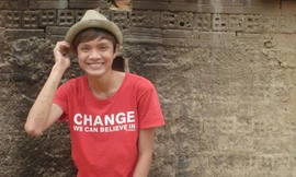 Chàng trai 9X có biệt tài biến khăn rằn thành quần áo