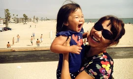 Con gái bé bỏng của Hà Trần hiếu động... hơn mẹ