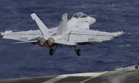 Một máy bay quân sự Mỹ trên biển Đông trong tháng trước. (Ảnh: AP)