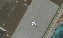 Bức ảnh vệ tinh chụp ngày 28/4 cho thấy một chiếc máy bay vận tải Y-8 của Trung Quốc đang đậu trên đường băng ở đá Xu Bi thuộc quần đảo Trường Sa của Việt Nam. (Ảnh: AMTI)