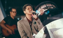 Noo Phước Thịnh lần đầu diễn live ca khúc mới tại ngọn hải đăng cổ nhất Đông Nam Á