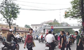 Sinh viên không dùng cầu bộ hành?