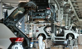 Các hãng xe ngày càng chi nhiều tiền hơn cho ô tô điện