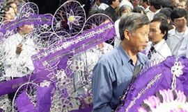 Bộ Tư pháp 'tuýt còi' quy định tang lễ chỉ bảy vòng hoa