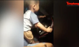 Bố mẹ cho con trai 'tập lái xe' ô tô rồi Livestream khoe lên mạng