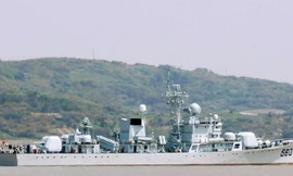 Tàu hộ vệ tên lửa Trung Quốc mắc cạn