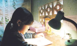 Mỗi năm có thể cứu được 1.500 cháu bé không bị nhiễm HIV nếu triển khai bài bản chương trình phòng chống lây nhiễm từ mẹ sang con (Trong ảnh: Bé L. cháu bà P., học bài)