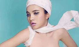 Quỳnh Như gây sốc khi lấy giấy quấn thân