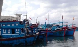 Việt Nam: Kẻ nghèo ngồi canh "núi của" ở Biển Đông