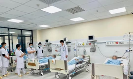 Các bệnh nhân ngộ độc trứng cá sấu hỏa tiễn đang điều trị tại Bệnh viện Đa khoa Hòa Bình