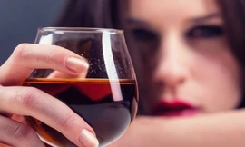 Sau đêm mặn nồng cùng tình cũ, vợ chết lặng vì giáp mặt chồng ngay quầy lễ tân khách sạn