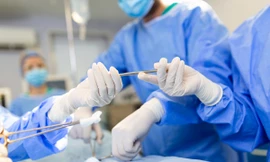 Đang vận hành máy cắt sắt, nam công nhân đổ gục ra sàn rồi ho ra máu ồ ạt