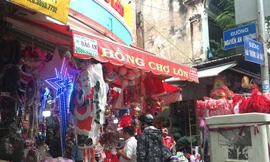 Người dân Sài Gòn đổ xô mua sắm đồ trang trí Noel