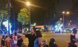 Người dân TPHCM nô nức xuống đường những ngày cuối năm