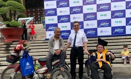 Tấm bằng tốt nghiệp đại học của cha và con