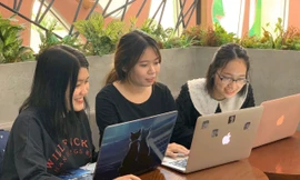 Dịch COVID-19 bùng phát, sinh viên học Giáo dục Quốc phòng qua mạng