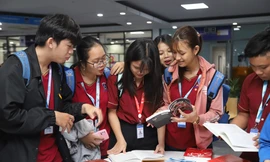 Kiều bào tặng sách cho sinh viên