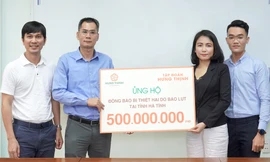Qua báo Tiền Phong, Tập đoàn Hưng Thịnh ủng hộ đồng bào miền Trung 500 triệu đồng