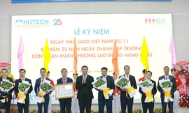 Trường ĐH Công nghệ TP. HCM nhận Huân chương Lao động hạng Nhất