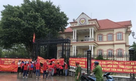 6 công trình không phép chưa tháo dỡ, khách hàng căng băng rôn phản đối