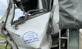 Công nhân vất vả dọn dẹp hiện trường vụ tai nạn thảm khốc ở Bình Thuận