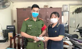 Tặng giấy khen, học bổng cho nữ sinh viên giao 200 triệu đồng nhặt được cho công an