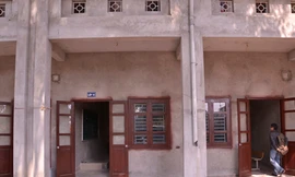 Học sinh bị trần nhà rơi trúng đầu phải mổ não