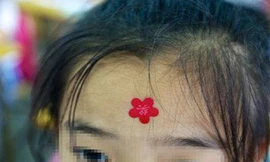 Giáo viên đóng dấu lên mặt học sinh phải thôi việc