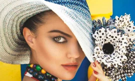 Siêu mẫu Brazil xua tan lạnh giá