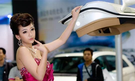 Người mẫu teen khoe dáng bên Mercedes-Benz SLS AMG