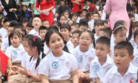 Tiểu học Nam Thành Công đón học sinh lớp 1: Các "bé út" ngoan xinh yêu háo hức 