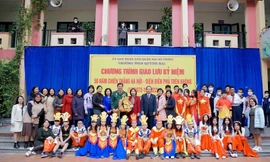 Teen THCS Quỳnh Mai trò chuyện với Trung tướng Phạm Tuân - người Việt đầu tiên bay vào vũ trụ