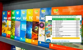 Phụ huynh chóng mặt vì sách giáo khoa lớp 4, 8, 11 tăng giá gấp 3 lần so với năm trước