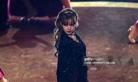 Oscar 2025: Lisa "tuyệt đối điện ảnh", bay xuống sân khấu như công chúa cổ tích