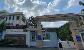 Thủ đoạn lừa đảo mới: Giả làm người quen của phụ huynh lừa học sinh tại cổng trường