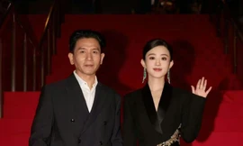 Triệu Lệ Dĩnh bị đồn hẹn hò với đạo diễn có tiếng, fan: "Chị hạnh phúc là được"