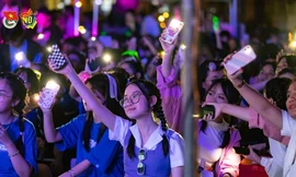 Hà Nội: Thầy cô hóa trang, catwalk tại lễ Tri ân - Trưởng thành của teen THPT Việt Đức