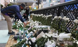 "Hẻm tử thần" tại Itaewon (Hàn Quốc) sau thảm kịch: Bị phong tỏa, ngập hoa tưởng niệm nạn nhân