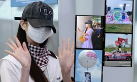 Jang Wonyoung IVE đến Việt Nam: Xinh yêu tại sân bay, fan đem xe mui trần chào đón